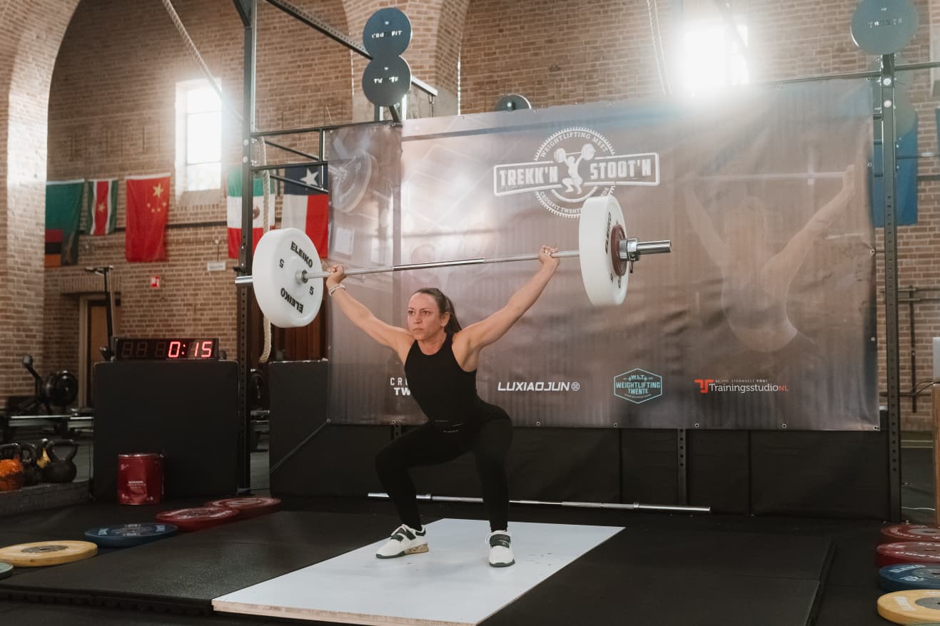 Dominique Jongman op het platform bij Trekk’n & Stoot’n 2026 in CrossFit Twente